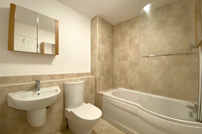 Flat 13, Flanchford House,, Somers Close, Reigate photo 4