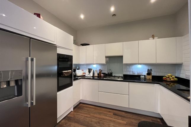 Thumbnail Flat for sale in Sherwood Way, Epsom