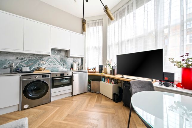 Flat 3b, 24 Bina Gardens, LONDON photo 4