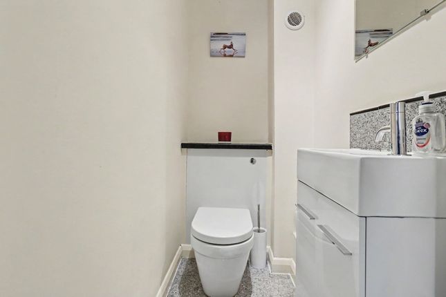 24 Common Road, Esher photo 4
