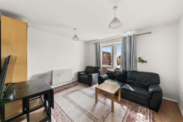 9 Hamilton Court, 147 Hanworth Road, Hounslow photo 2