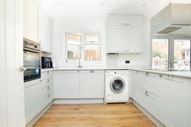 12, Wolfe Close, Winchester photo 3