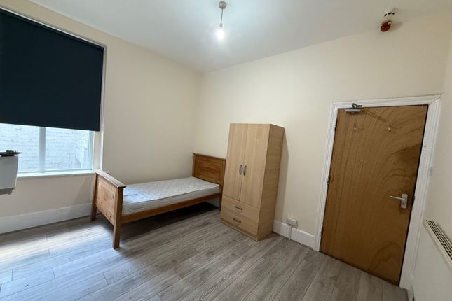 1-bed house on Room 2, 30A Friern Barnet Road, London, £700/mo