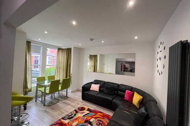 Burchett Place, Leeds photo 3