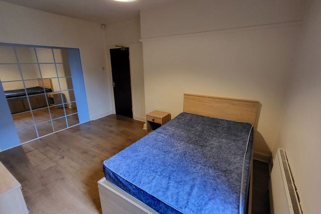 40 Lees Hall Crescent, Manchester photo 5