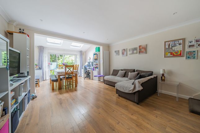 11 Bellamy Close, Watford photo 3