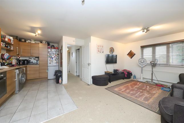 Flat 6, Woolwich House, 2 Nine Acres Close, Hayes photo 2