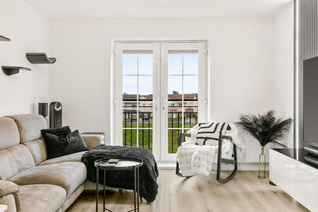 Flat 3/4, 235 Thornliebank Road, Glasgow photo 3