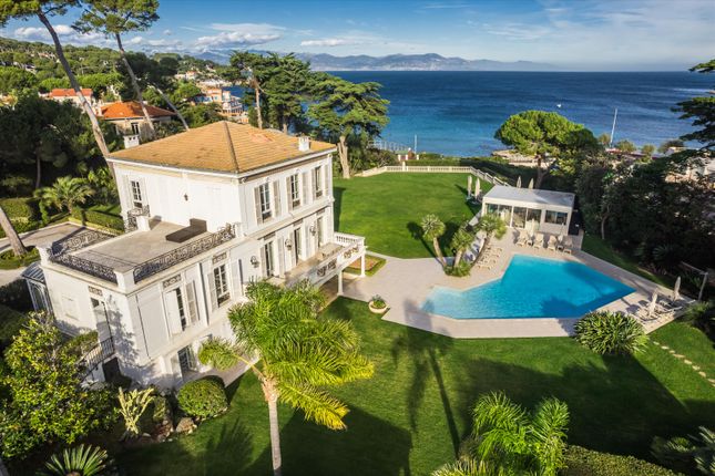 Villa for sale in Antibes, Alpes-Maritimes, Provence-Alpes-Côte d`Azur, France