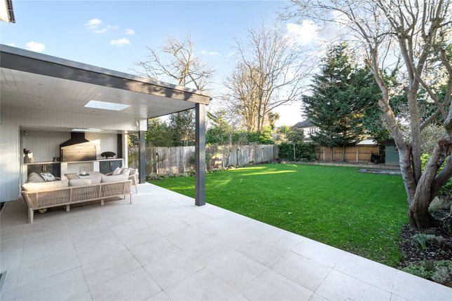 62, Garrick Close, Walton-on-Thames photo 3