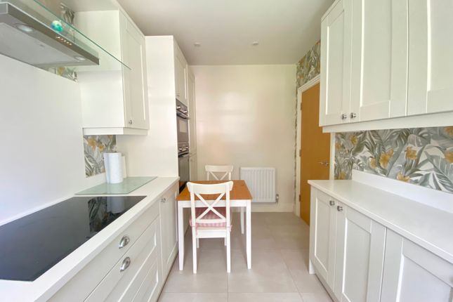 22 Kings Close, West End, Woking photo 3