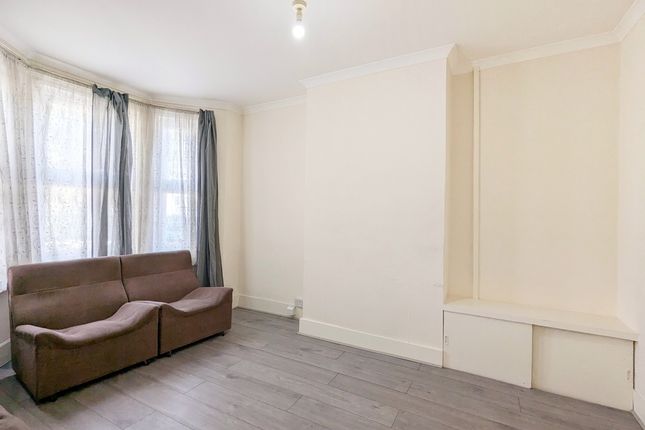 17, Oatlands Road, Enfield photo 3