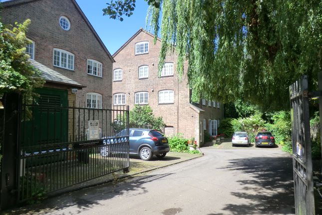 Thumbnail Flat to rent in Abbey Mill Lane, St Albans