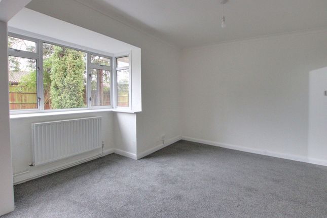 Detached bungalow to rent in Woodmere Avenue, Croydon