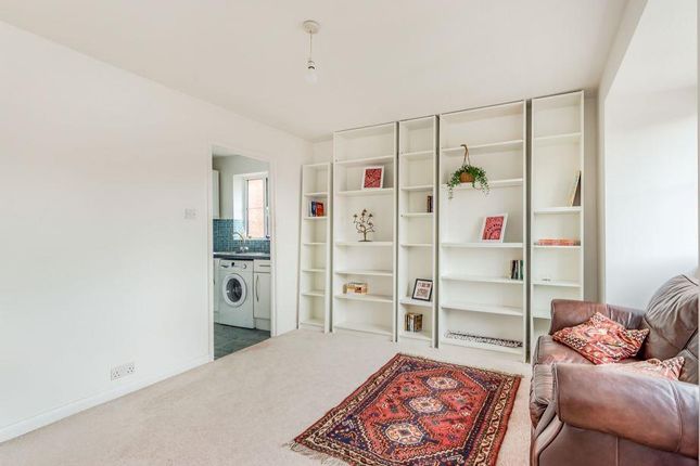 Flat to rent in Garlands Road, Redhill