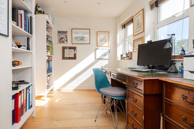 18 Northweald, Northweald Lane, Kingston upon Thames photo 4