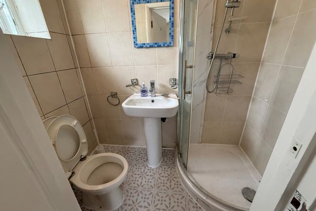 Room 3, 35, Grove Park Road, West Green photo 3
