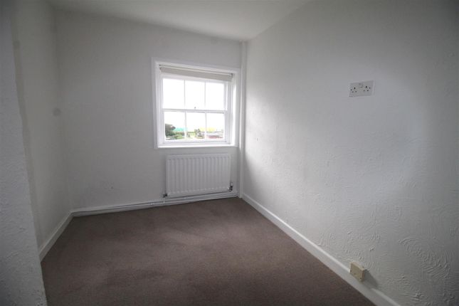 Flat to rent in South Terrace, Littlehampton