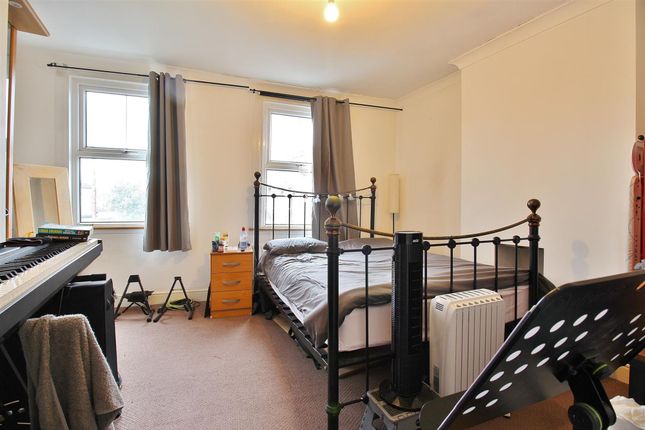 End terrace house for sale in Worple Road, Isleworth