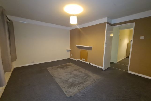 Thumbnail Flat to rent in Langley Road, Slough