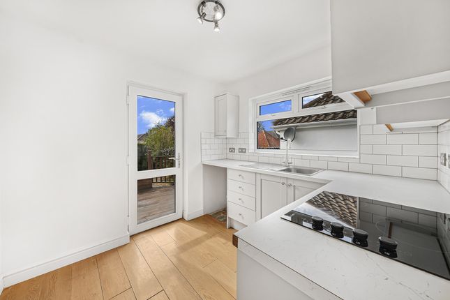 102, Leslie Road, Rayleigh photo 4