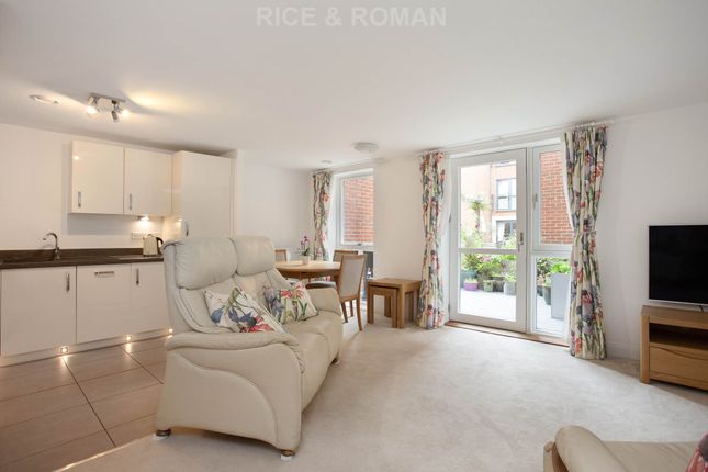 Flat 4 Holly Place, High Street, Cobham photo 2