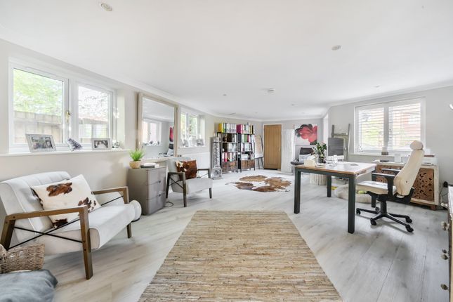 29, Churchfields, Bordon photo 4