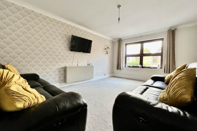 Flat 27 Gresham Court, Gresham Close, Brentwood photo 4