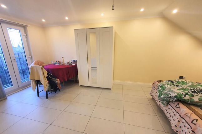 Thumbnail Room to rent in Mortlake Road, Ilford
