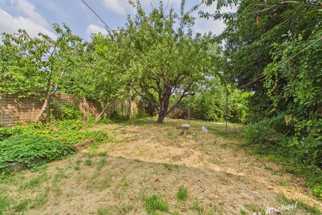 18, Whaddon Chase, Aylesbury photo 3
