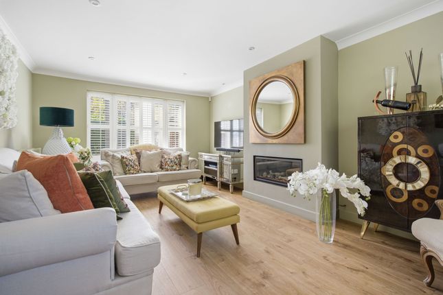 11 Roundshead Drive, Bracknell photo 2