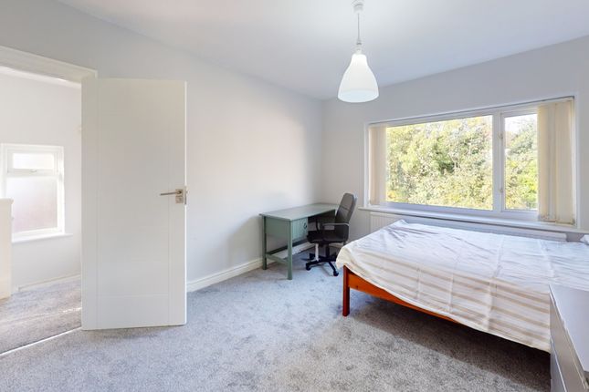 Trelawn Crescent, Leeds photo 4