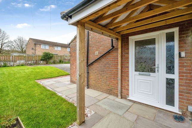 27, Dale Close, Swansea photo 3