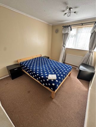 128, Crown Meadow, Slough photo 5