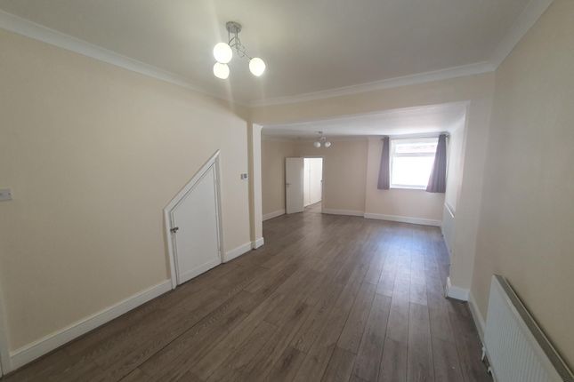 4, Waltham Road, Southall photo 2