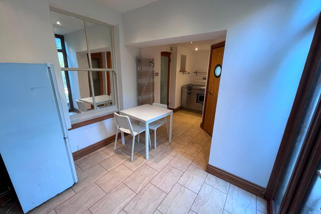 Basement Flat, 28 St Helens Road, Sandfields photo 3