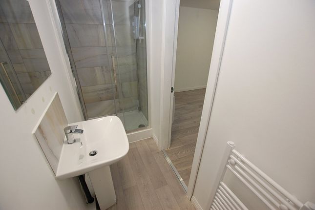 Flat 4, 39D,, Canterbury Street, Greater Manchester photo 5