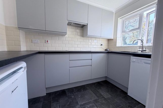 8, Selwood Close, Sturminster Newton photo 2