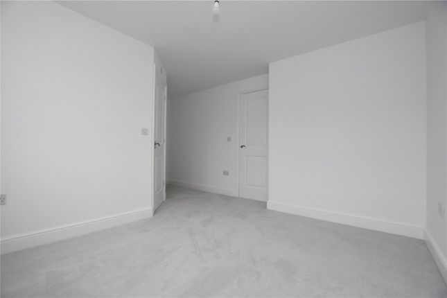 19, Bronte Close, Wakefield photo 5