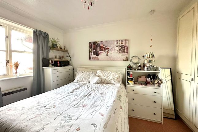 9 The Croft, 11 College Road, Epsom photo 4