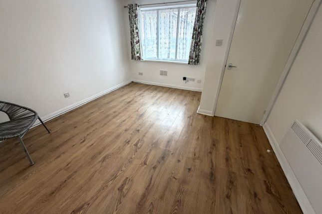 23, Barnes Avenue, Southall photo 2