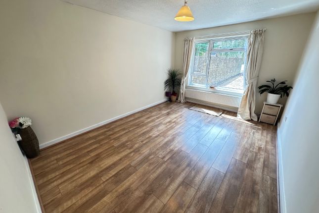 51, Spear Close, Luton photo 2