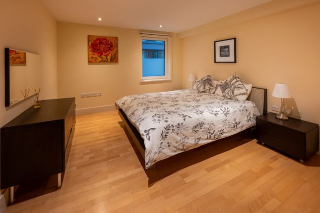 Flat to rent in Sir John Lyon House, London