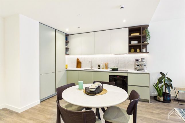 10 Aviator Drive, The Maple, London photo 3