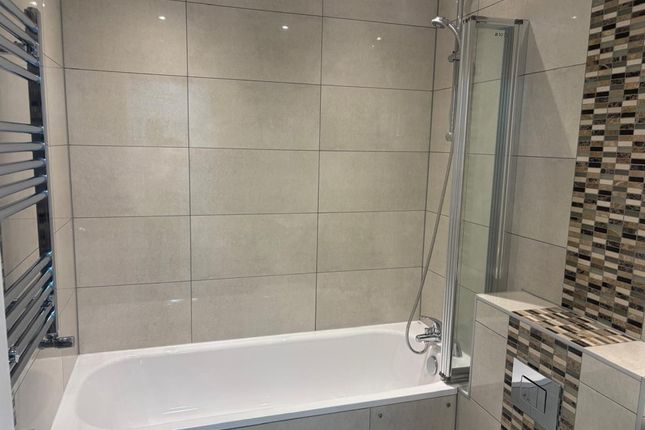 Flat 2 2, The Market Service Road, Carshalton photo 4