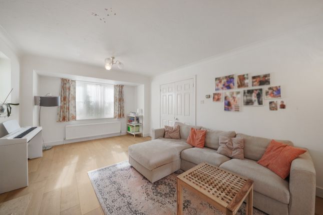 3 Robarts Close, Pinner, Greater London photo 4