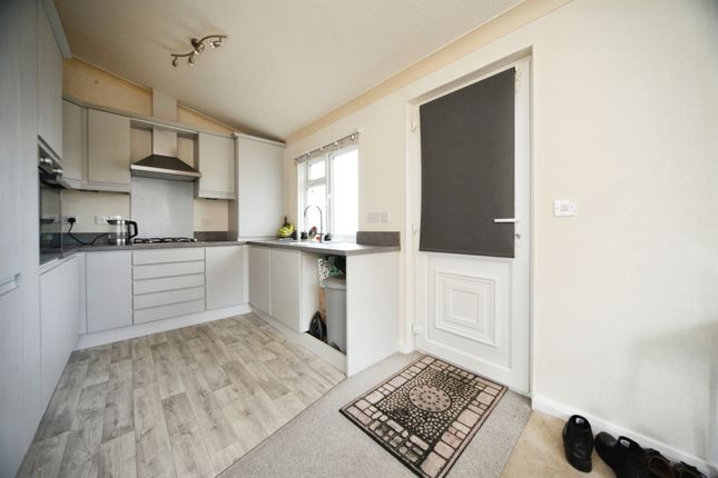 19, Beechwood Park, Luton photo 4