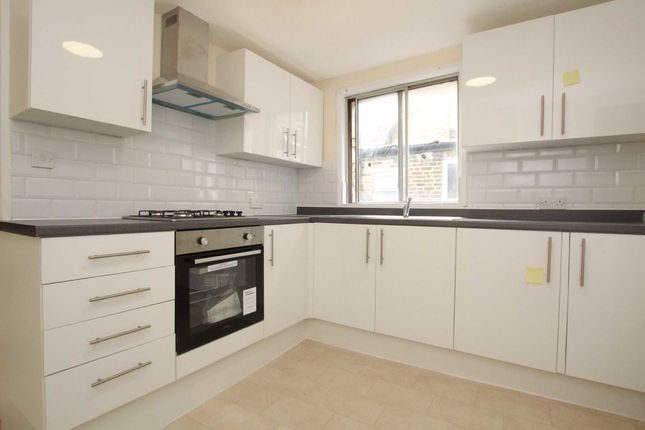 Flat to rent in Askew Road, London