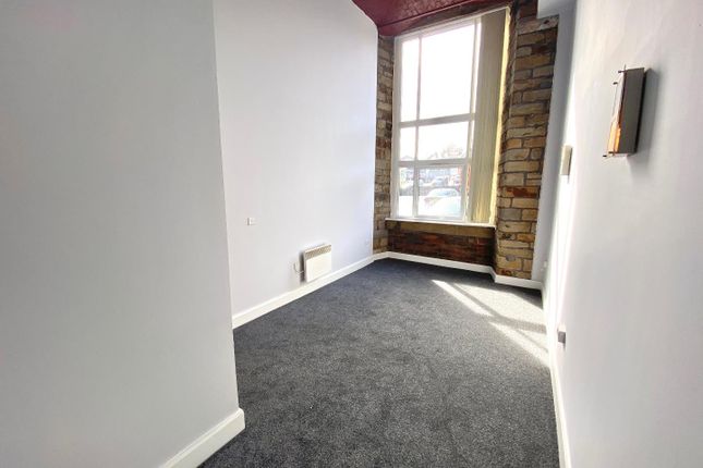 Flat to rent in Savile Street, Milnsbridge, Huddersfield