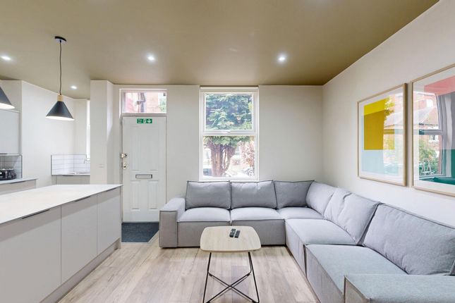 4-bed terraced on Royal Park Terrace, Hyde Park, £3,085/mo